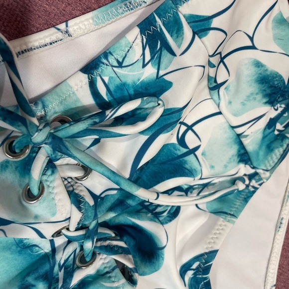 Cupshe bathing suit bottom. High waist. Size M. NWT. Tie detail on front. - Picture 5 of 6